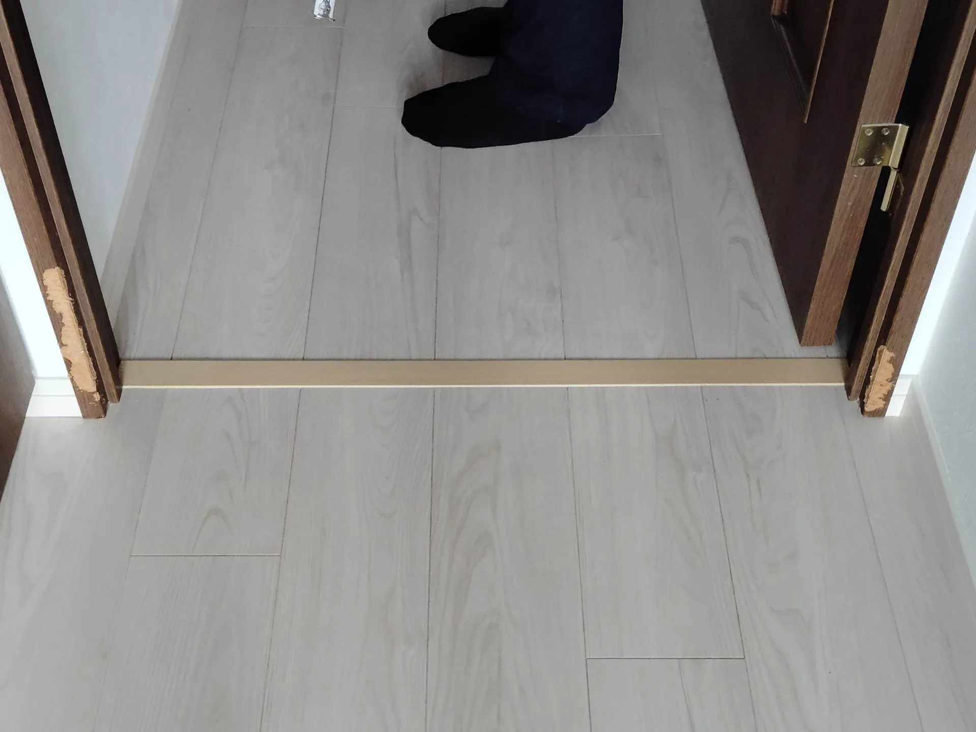 ドア枠の傷補修（ペットのかじり跡修復）