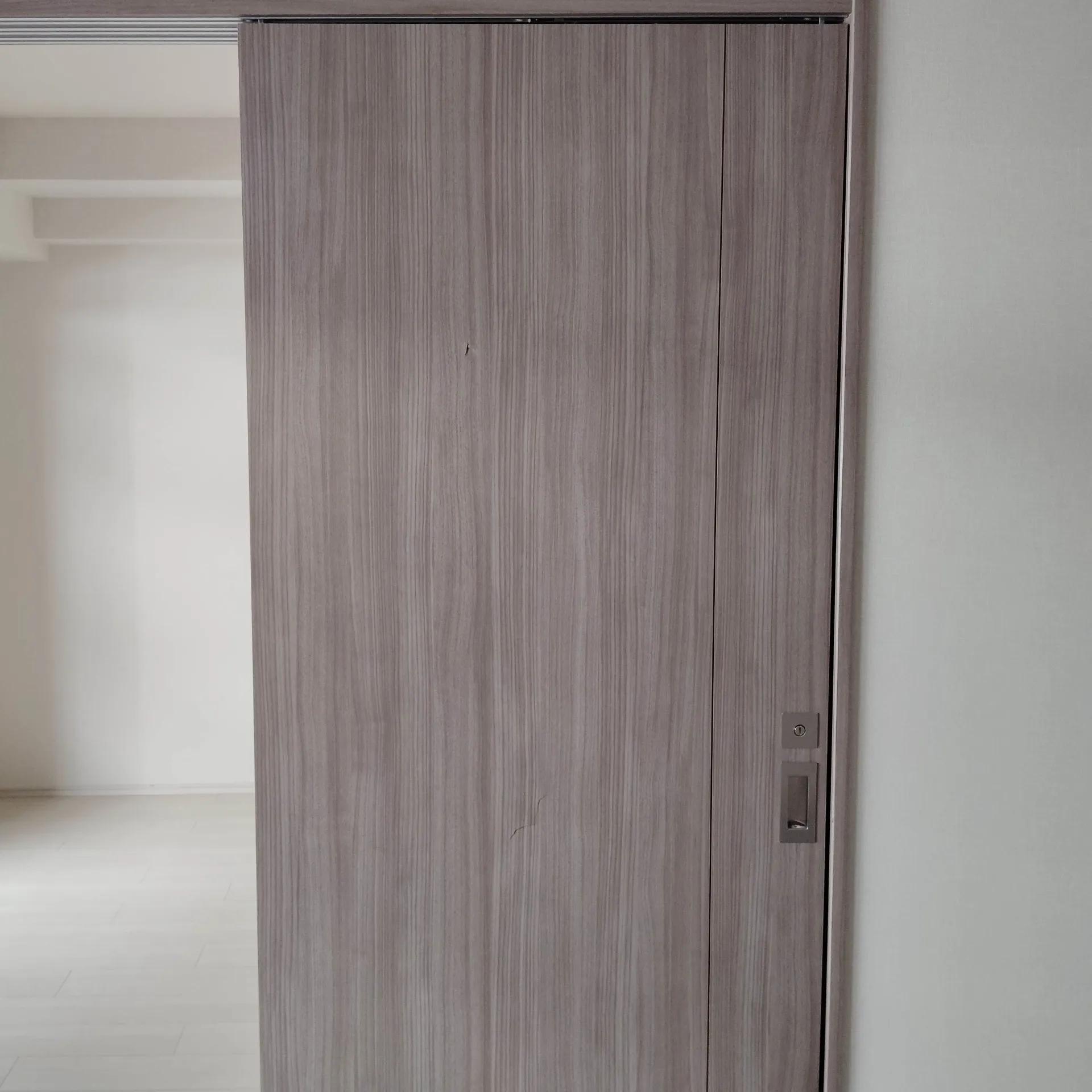 建具（引き戸）の割れの補修