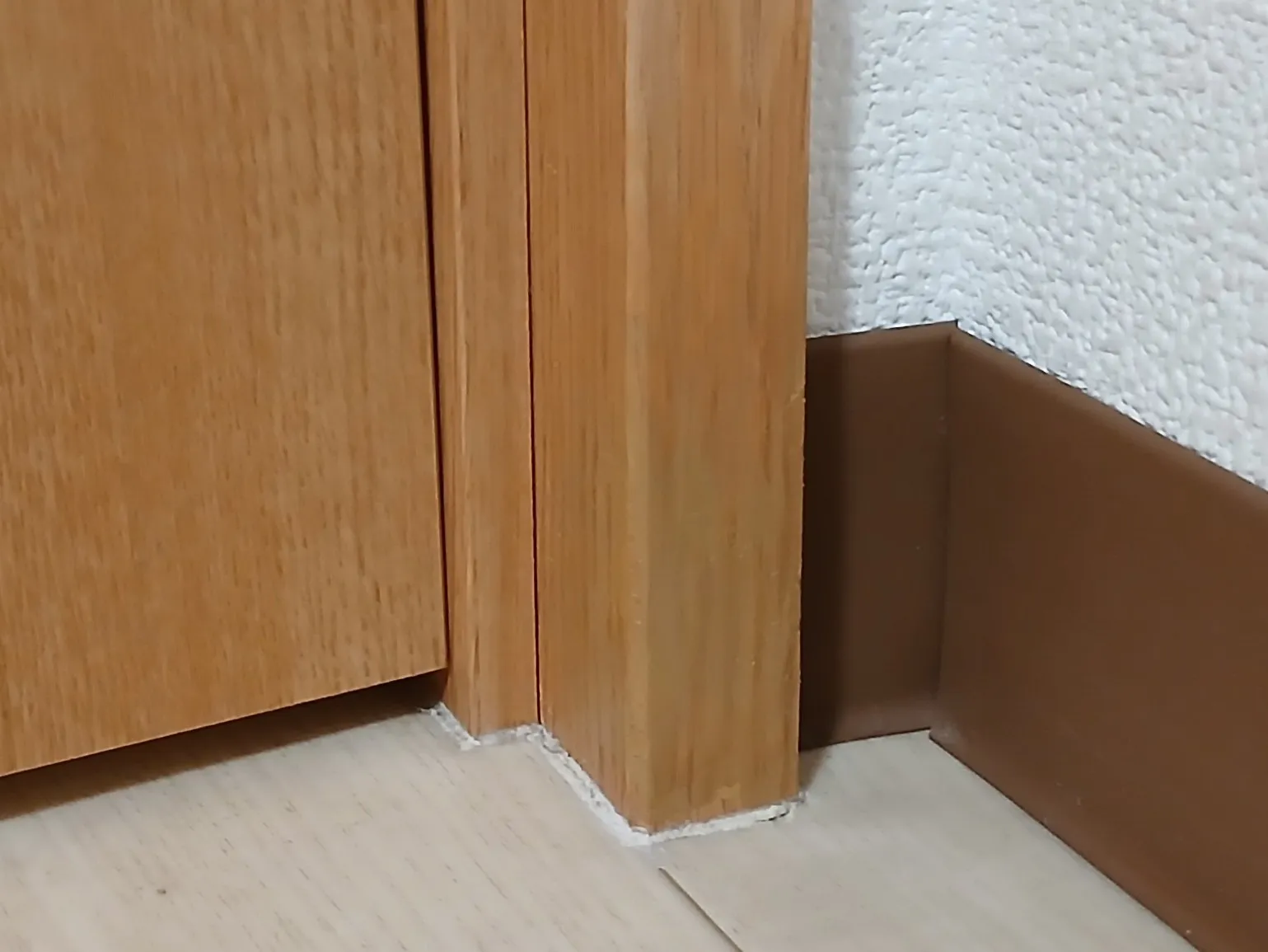 ドア枠　かじり跡の修復
