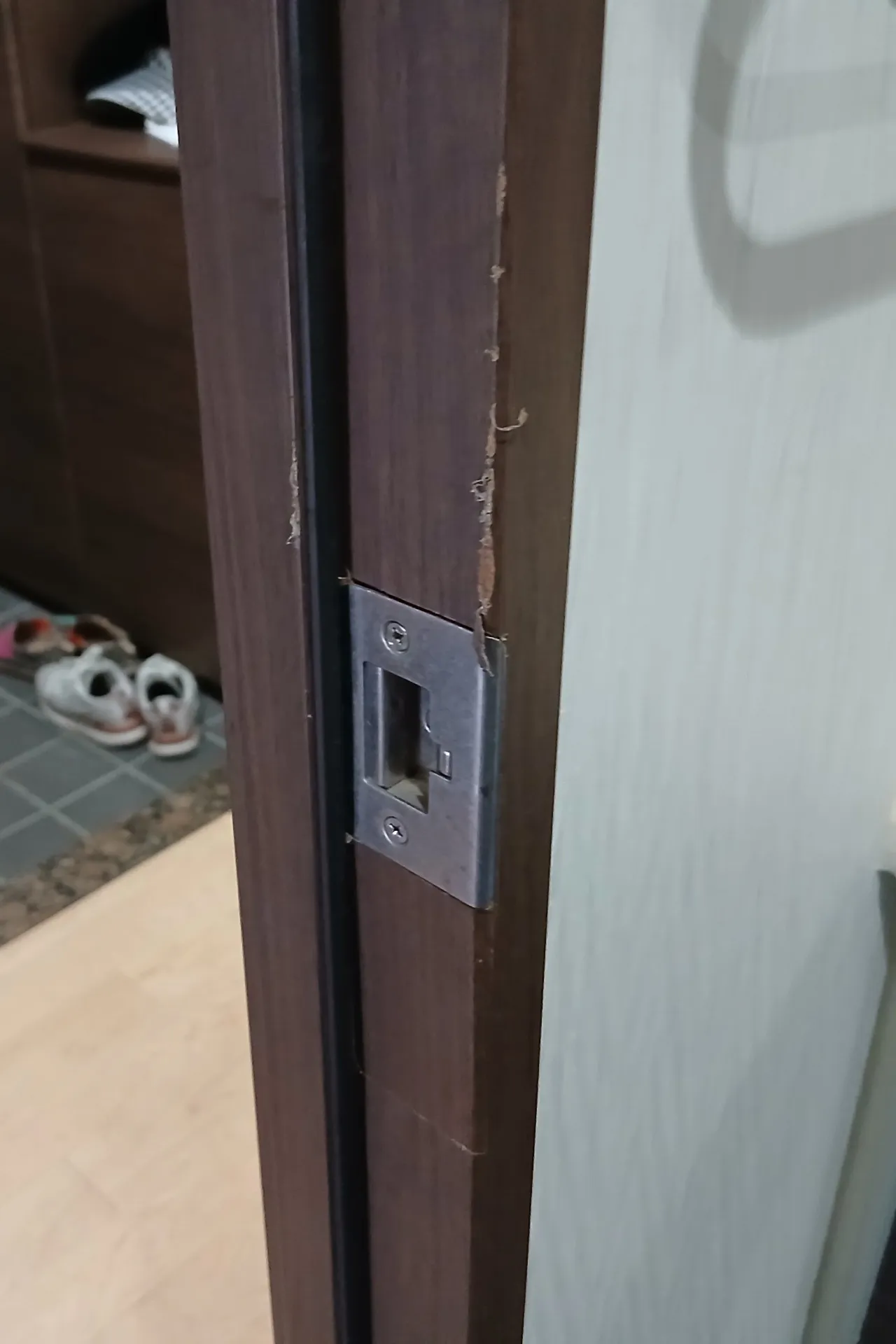 ドア枠　表面めくれ補修