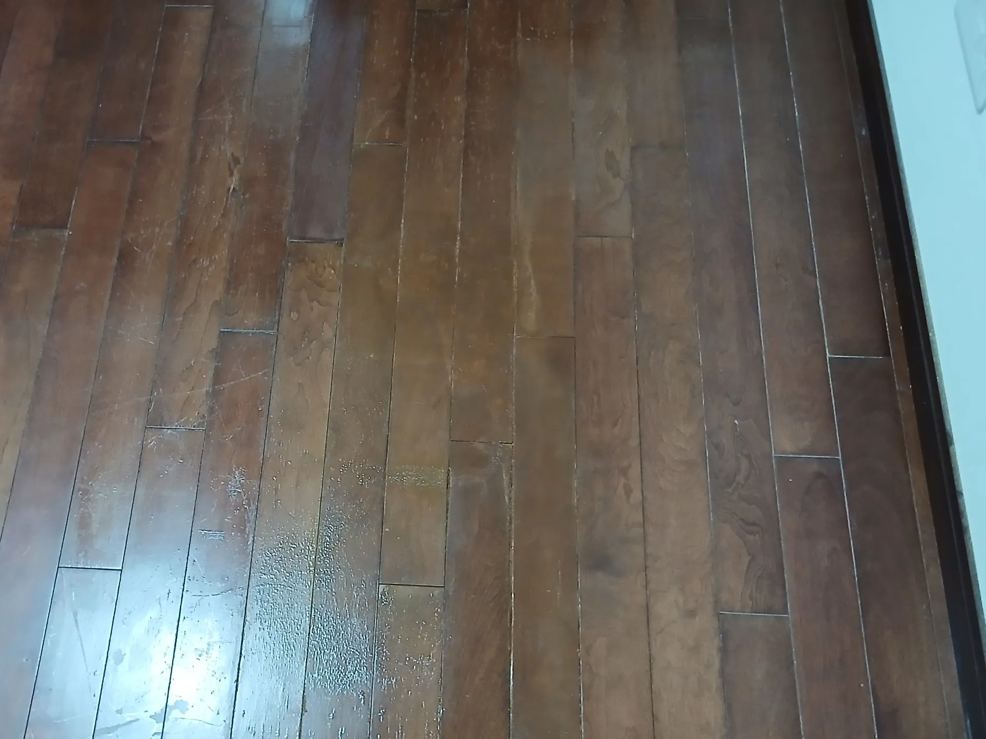 フローリングに開いた穴の修復