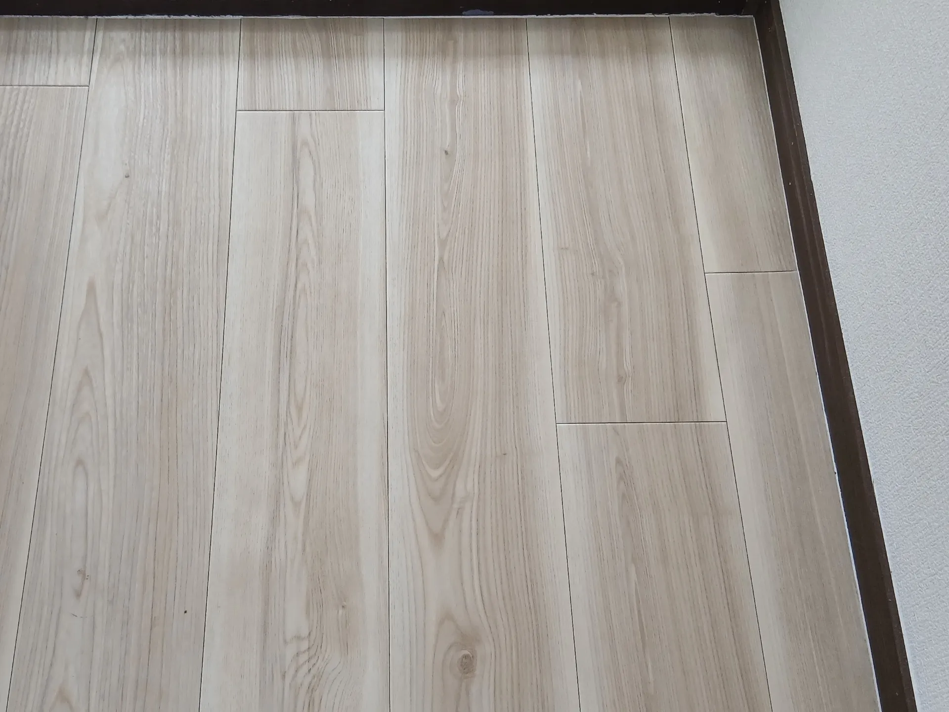 フローリングのタイヤ痕修復