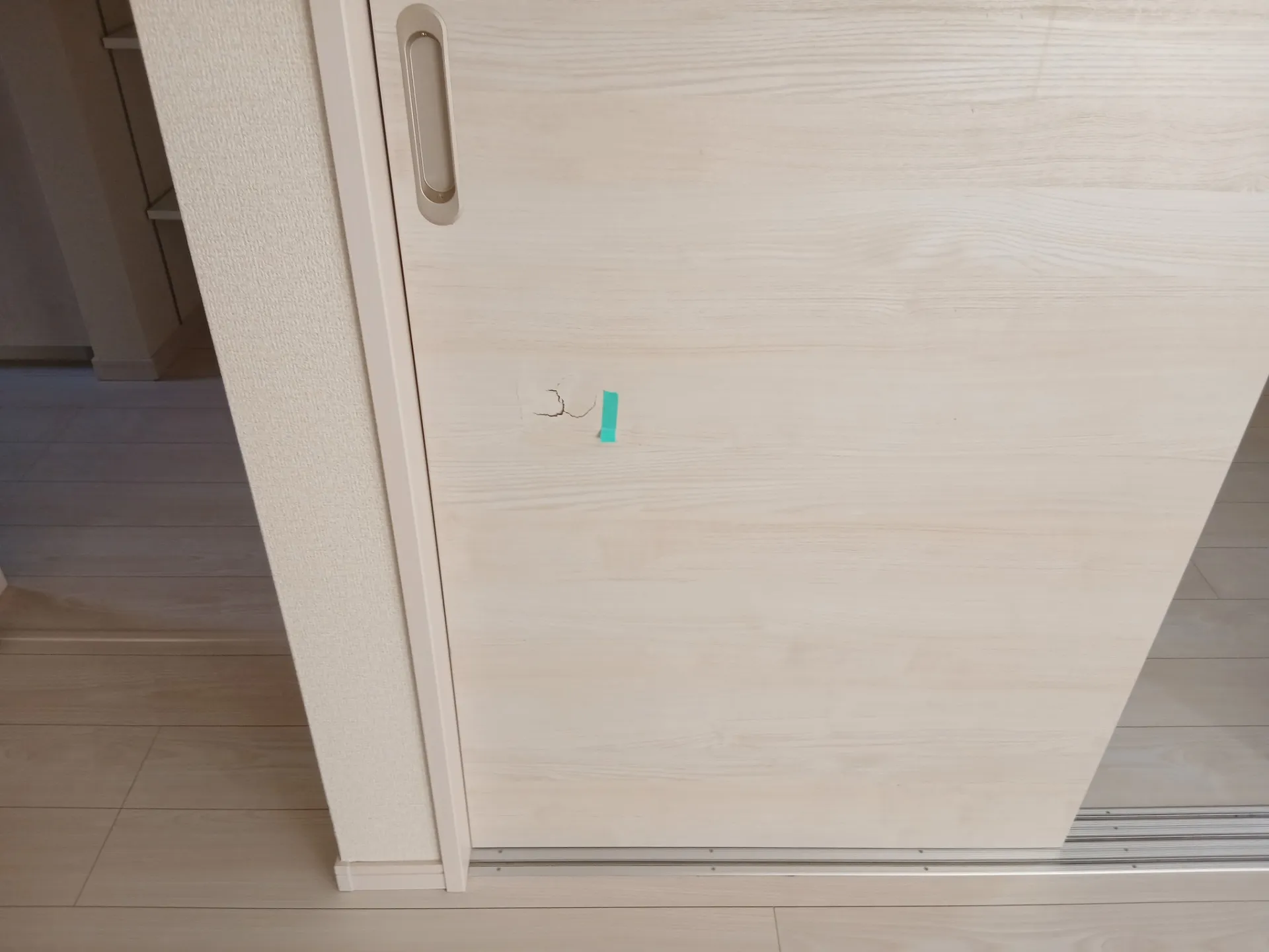 引き戸表面陥没割れの補修