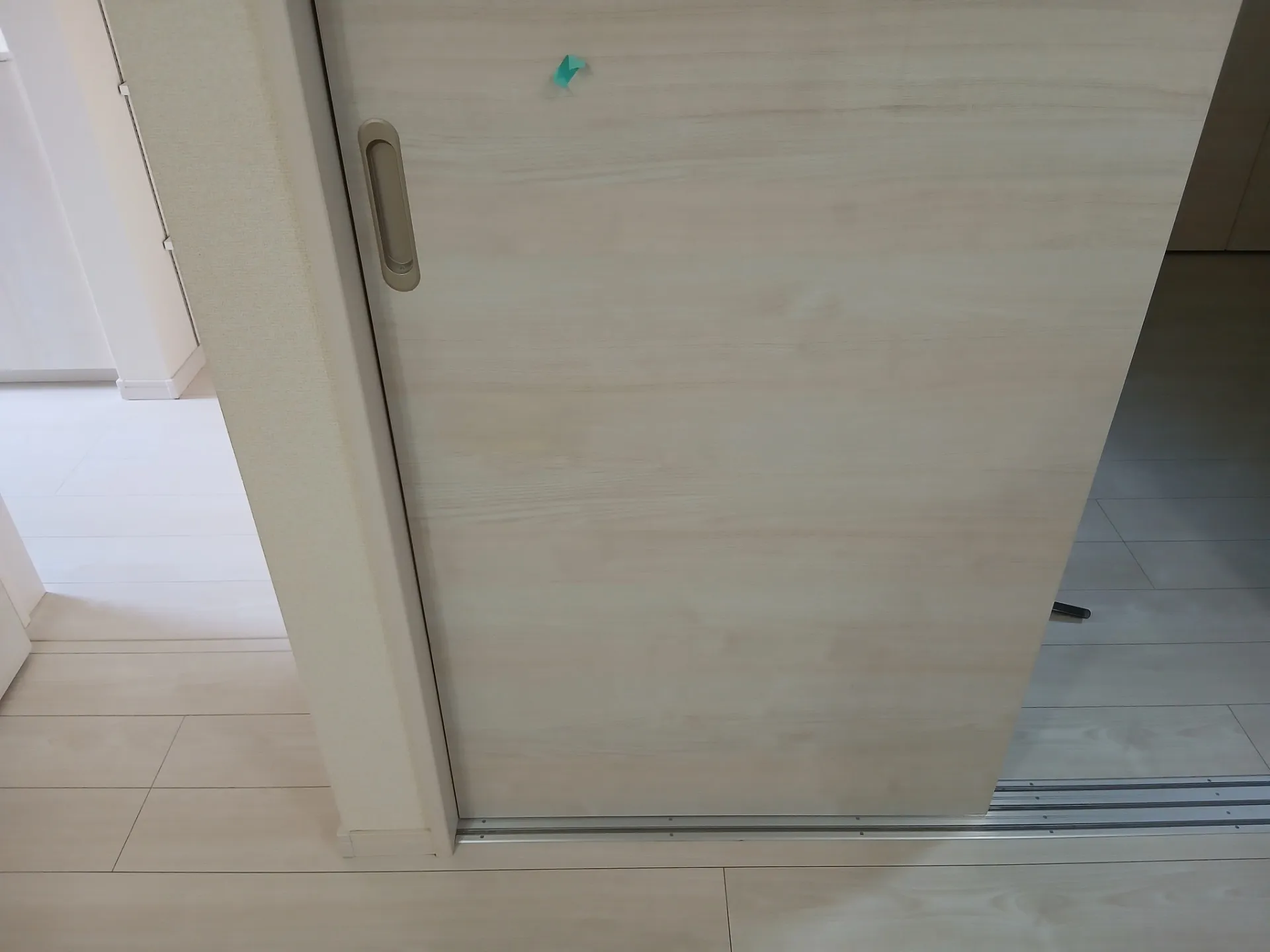 引き戸表面陥没割れの補修