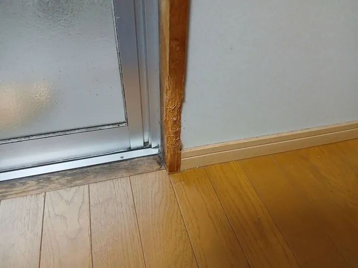 犬による柱の噛み跡補修""