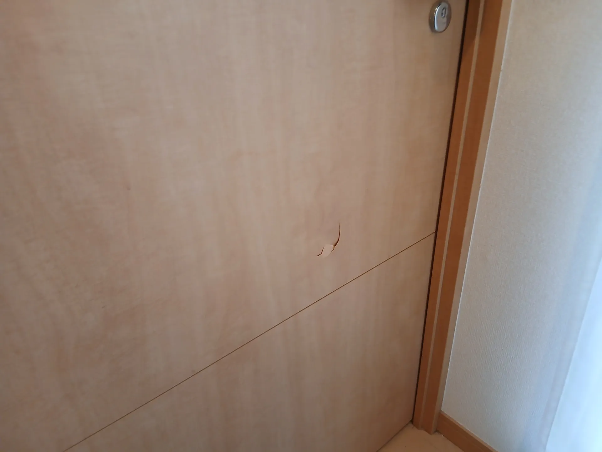 室内ドア陥没補修